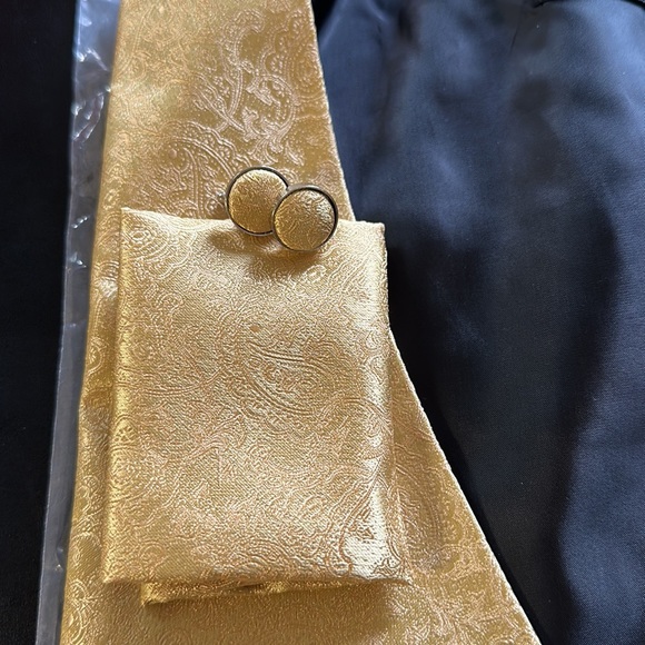 NWT Men’s vest set with tie, cuff links & handkerchief. - Picture 2 of 8